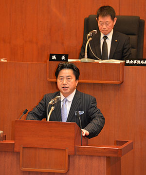 行政報告をする市長