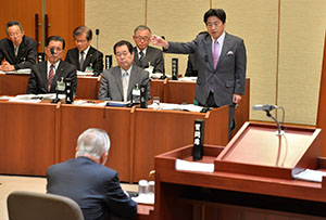 答弁する市長