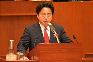 あいさつする市長