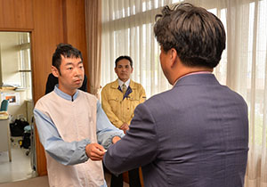 支援金を授与
