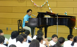 歌声を披露する市長