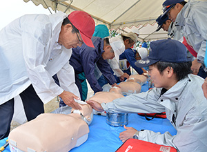 ＡＥＤの使用方法を学ぶ