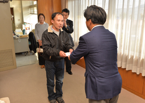 支給