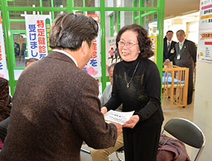 １万円を支給