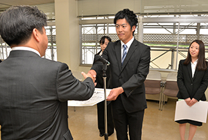 表彰状を授与