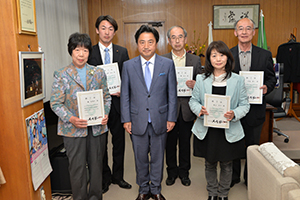 ５人の修了生と