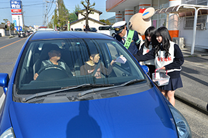 折鶴を配る