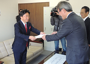 招待状を手渡す