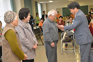 歩数計を渡す