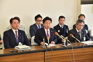 記者会見