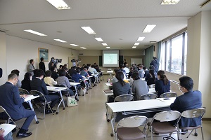 会場