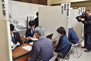 窓口