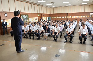 市職員へあいさつ