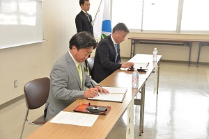協定書に署名