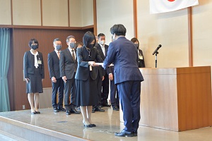 退職、帰任職員に感謝状