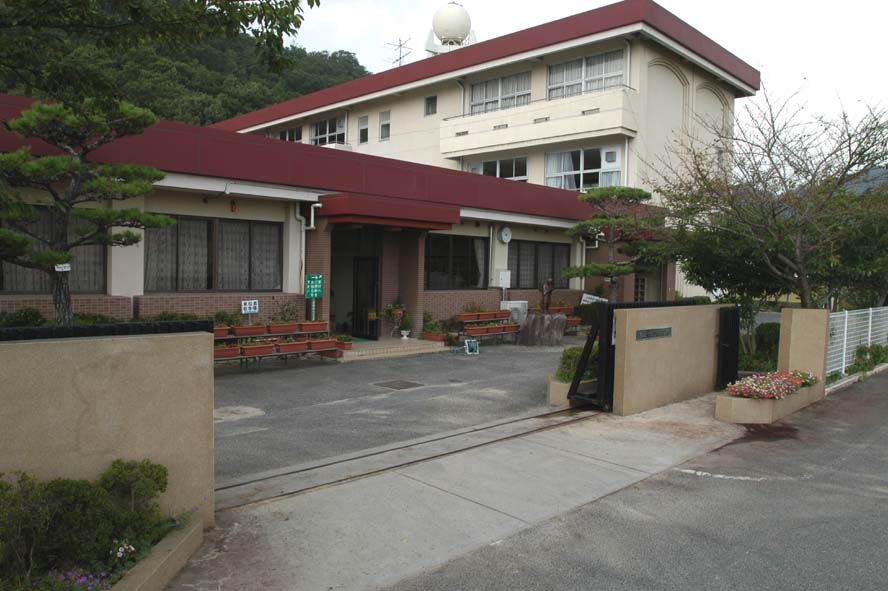 秦小学校外観