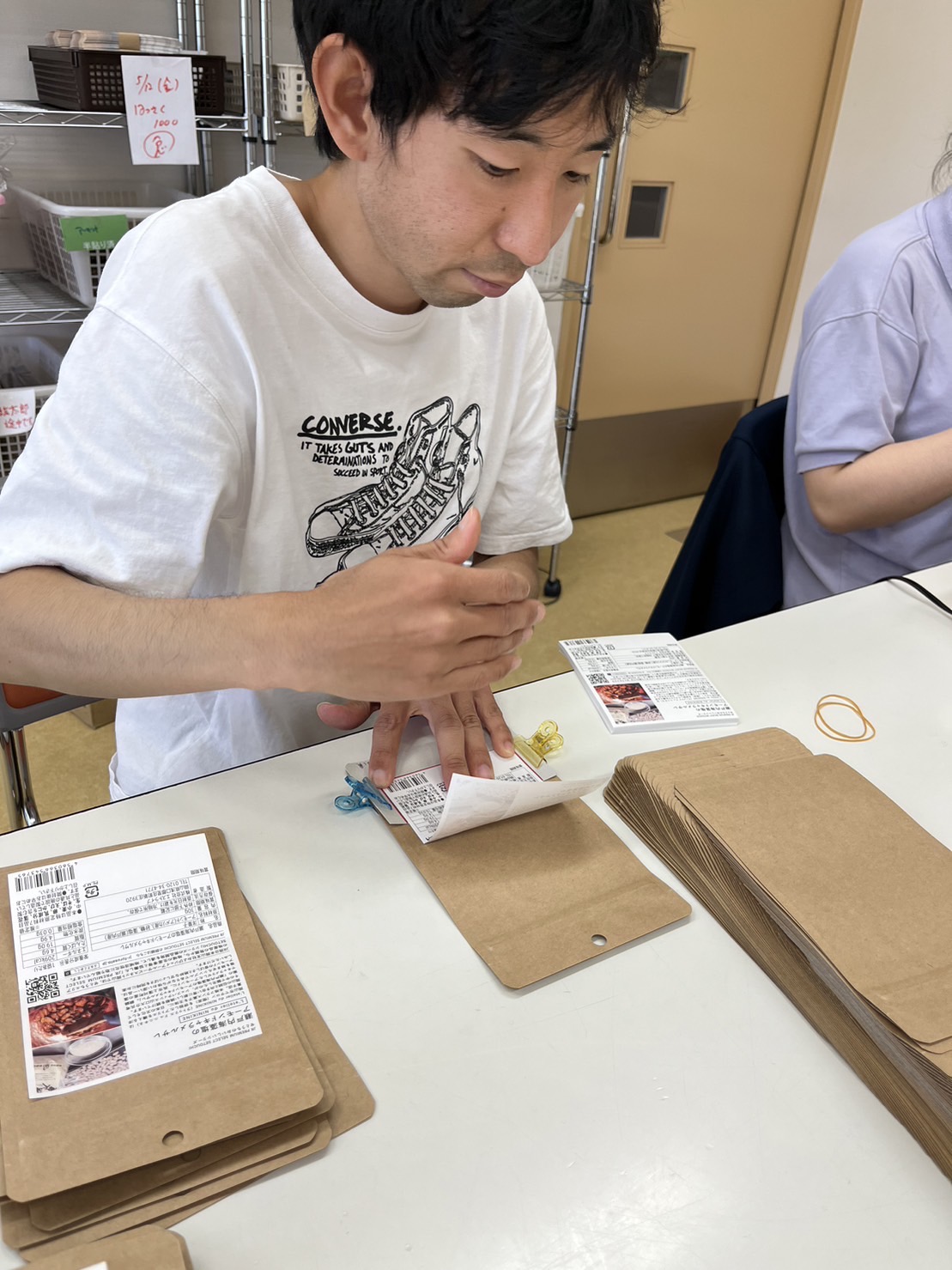 帽子の糸詰み作業