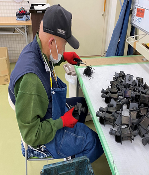 自動車部品のバリ取り