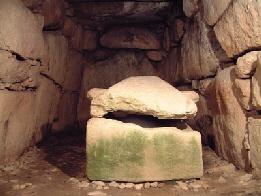 貝殻石灰で作られた家形石棺