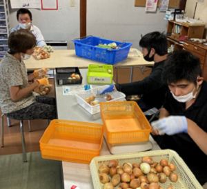 野菜の袋詰め