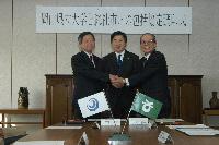 学長・市長・議長が握手