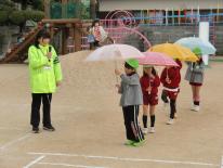 幼稚園での交通安全教室の様子