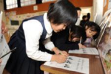 アンケート記入の様子