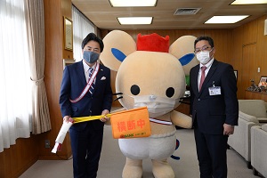 横断旗と夜光タスキの寄贈