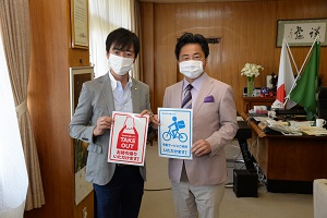 29日　株式会社デンショクからテークアウト実施を伝えるステッカーの寄贈の画像