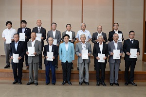 20日　農業委員15人に辞令を交付の画像