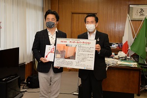 7日　カネパッケージ株式会社がお茶殻入り段ボールパーテーションを寄贈の画像