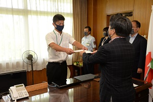 26日　岡山商科大学のインターンシップ生に辞令を交付の画像