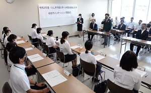 インターンシップ生に辞令を交付