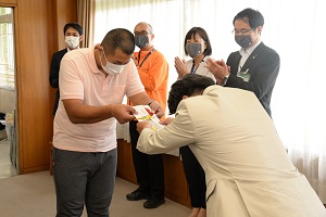 14日 障がい者就労移行支援金を授与の画像