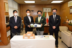 8日　友野印刷株式会社からマスクケースの寄贈の画像