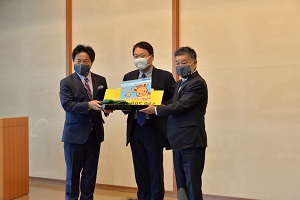 1日　新型コロナウイルス開発応援寄付金を謹呈の画像1