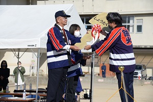 14日　ミニ消防自動車を贈呈の画像1
