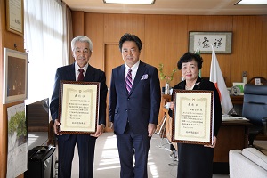 4日　教育委員会表彰者を祝福の画像