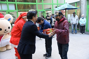 25日　山崎製パン株式会社岡山工場から市内の障がい者福祉施設などへクリスマスケーキを贈呈の画像1