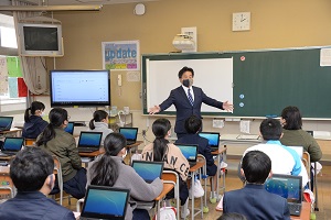 24日　一人一台の端末を活用した授業を実施の画像1
