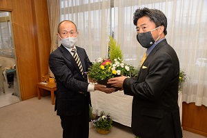 10日　農マル園芸吉備路農園から花の寄せ植えの寄贈の画像