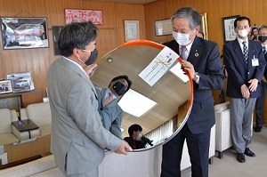 交通安全資材贈呈