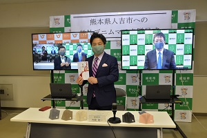 人吉市へ総社デニムマスクを贈呈