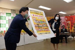 9日　小学校カレー応援金贈呈式への画像