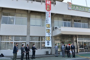 21日　梶谷翼選手の快挙を祝う懸垂幕を設置の画像1