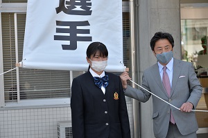 21日　梶谷翼選手の快挙を祝う懸垂幕を設置の画像2