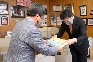 16日　総社商工会議所青年部から絵本の贈呈の画像