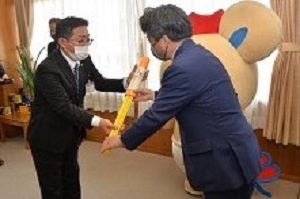 15日　交通安全資材の寄贈の画像