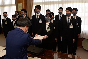 1日　新規採用職員や派遣職員らに辞令交付の画像