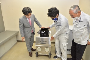 1日　ワクチン保管用保冷庫へ非常用電源を取り付けの画像